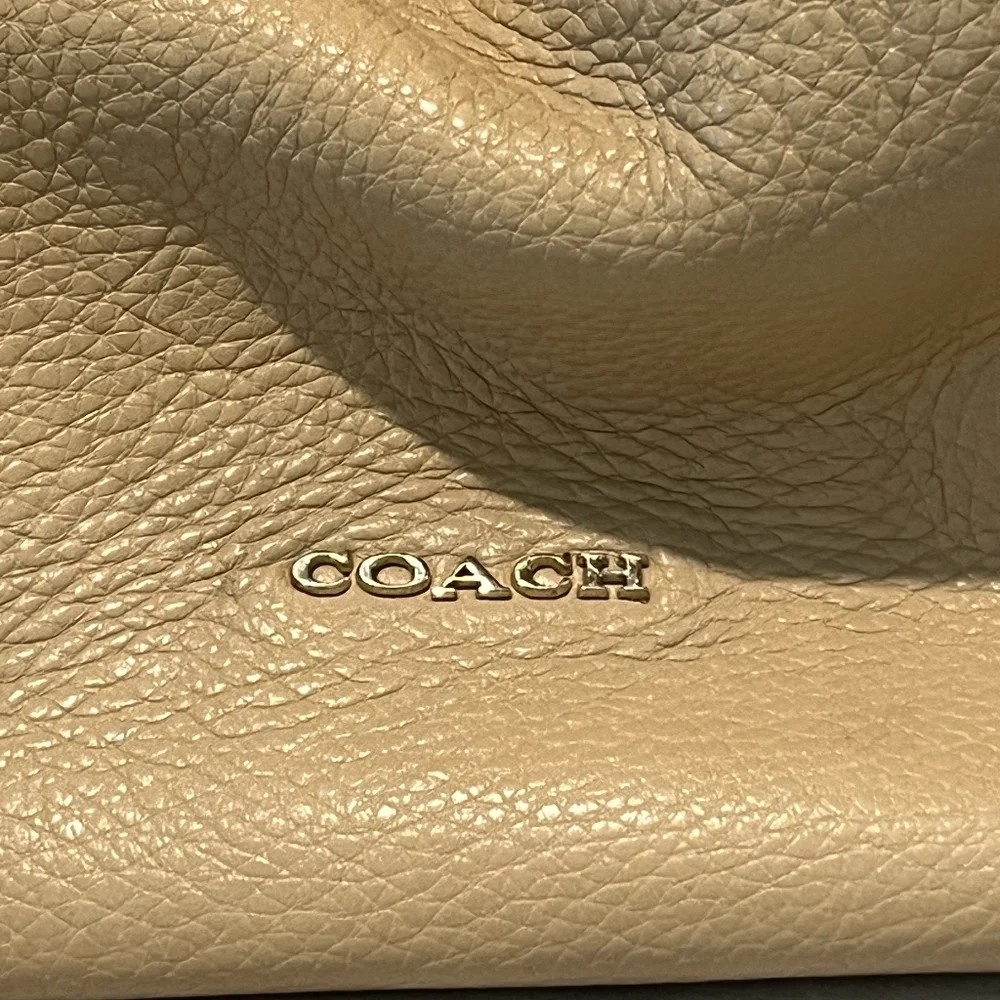 Coach Pebbled Tan Leather Madison Phoebe 3 Compartment Bag Like New Cond… - Picture 4 of 16